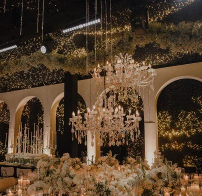 Candelabros arriba de una mesa elegante