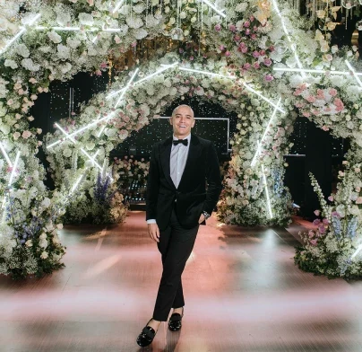 David Betancur en medio de un arco de flores