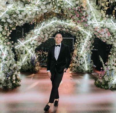 David Betancur en medio de un arco de flores