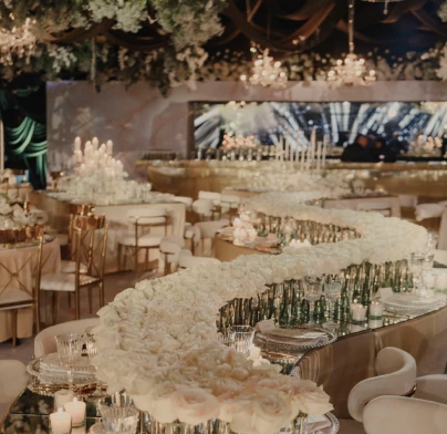 Mesa decorada con cientos de rosas blancas
