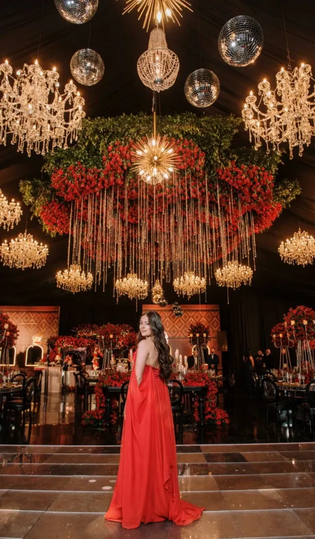 Chica con vestido rojo en un salón elegante