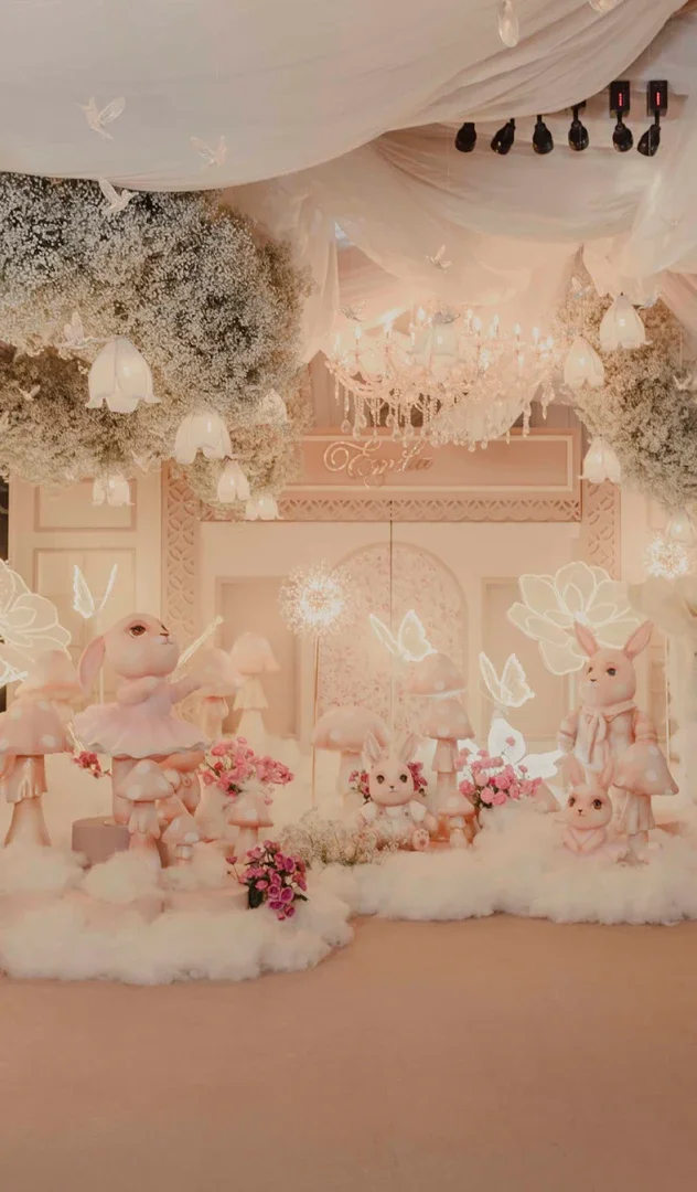 Decoración con conejos, flores, mariposas y hongos de color blanco y rosa