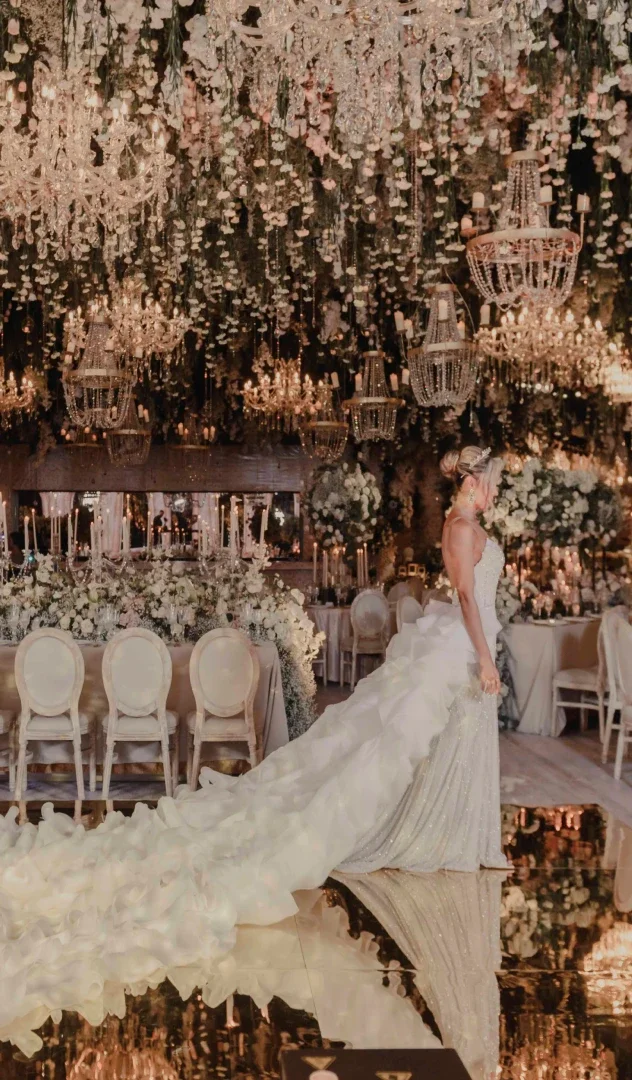 Novia con gran vestido caminando por un salón de bodas