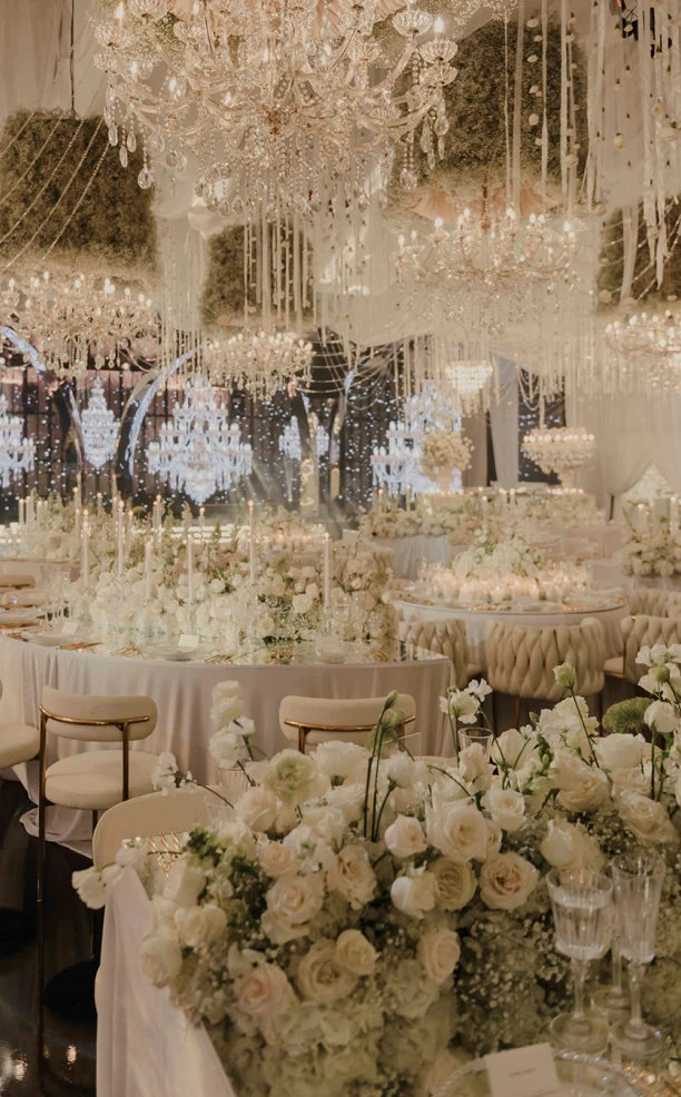 Celebración extraordinaria con velas, candelabros y rosas blancas