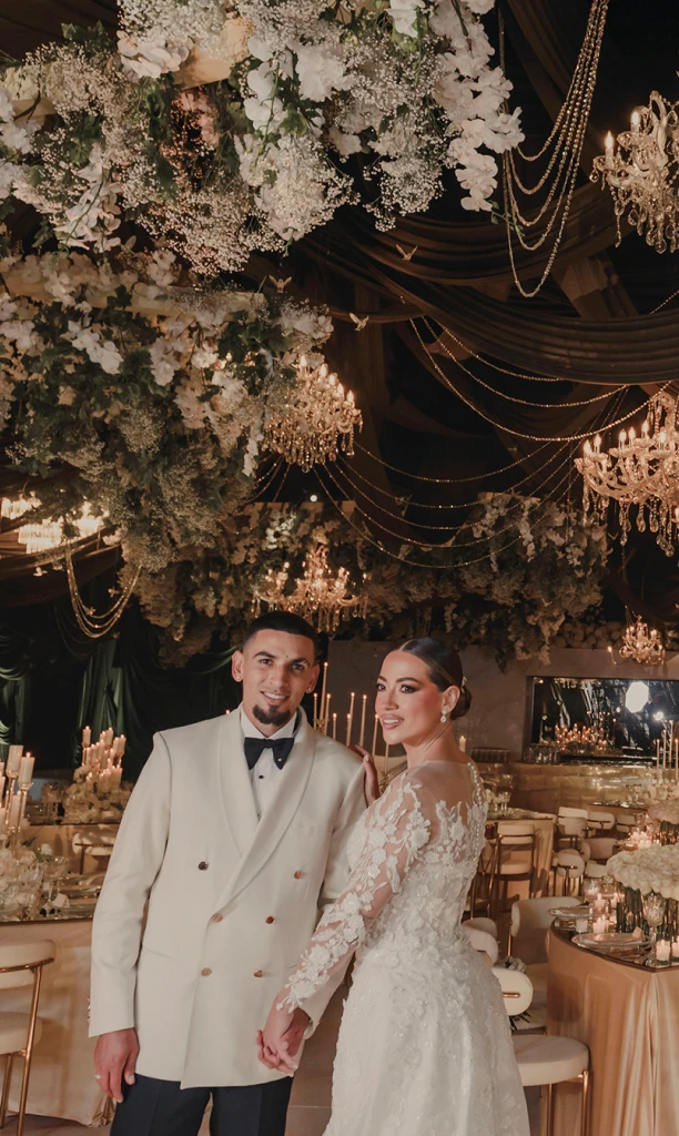 Pareja de esposos en salón elegante testimonio de una historia