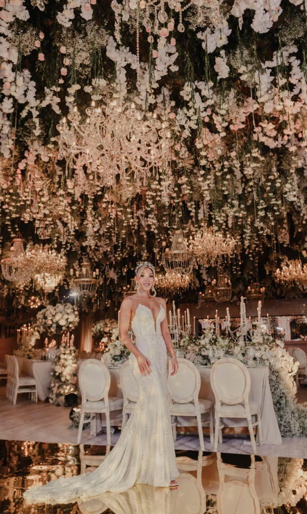 Novia en salón de bodas con muchos candelabros