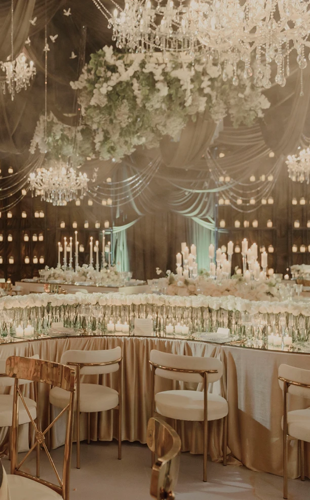 Mesas decoradas con rosas y velas blancas