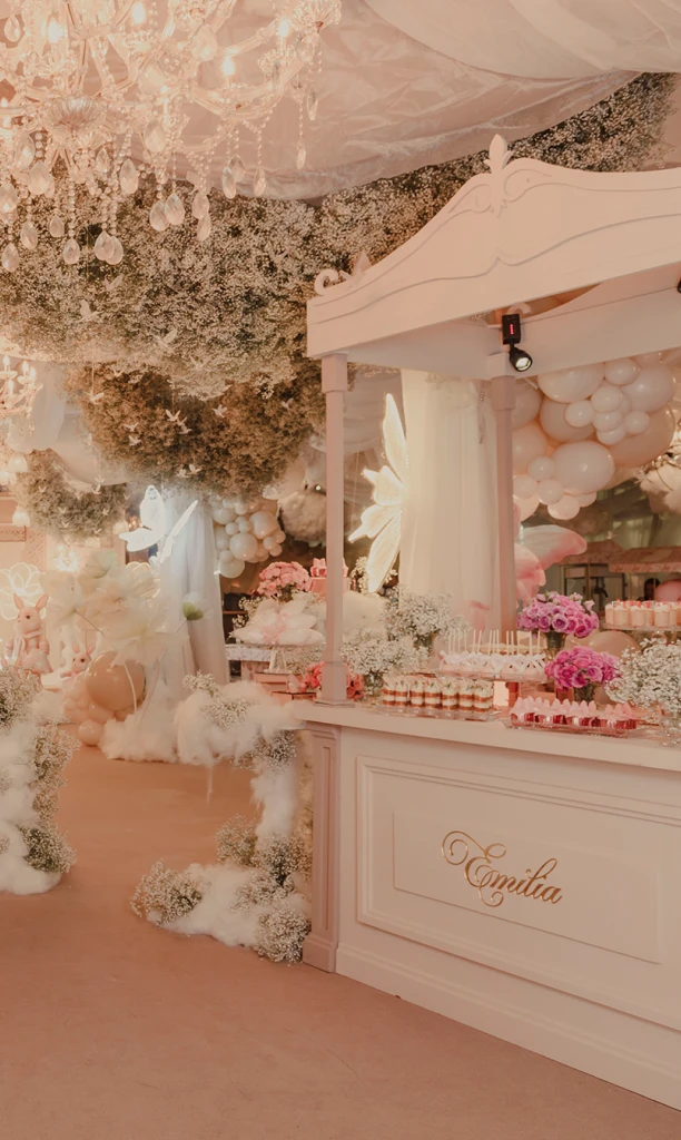 Puesto de postres decorado con flores y globos