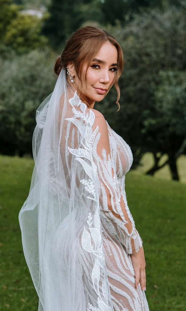 Novia posando con su vestido al aire libre