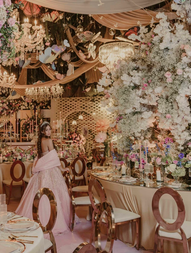 Chica en salón con decoraciones blancas y doradas testimonio de una historia