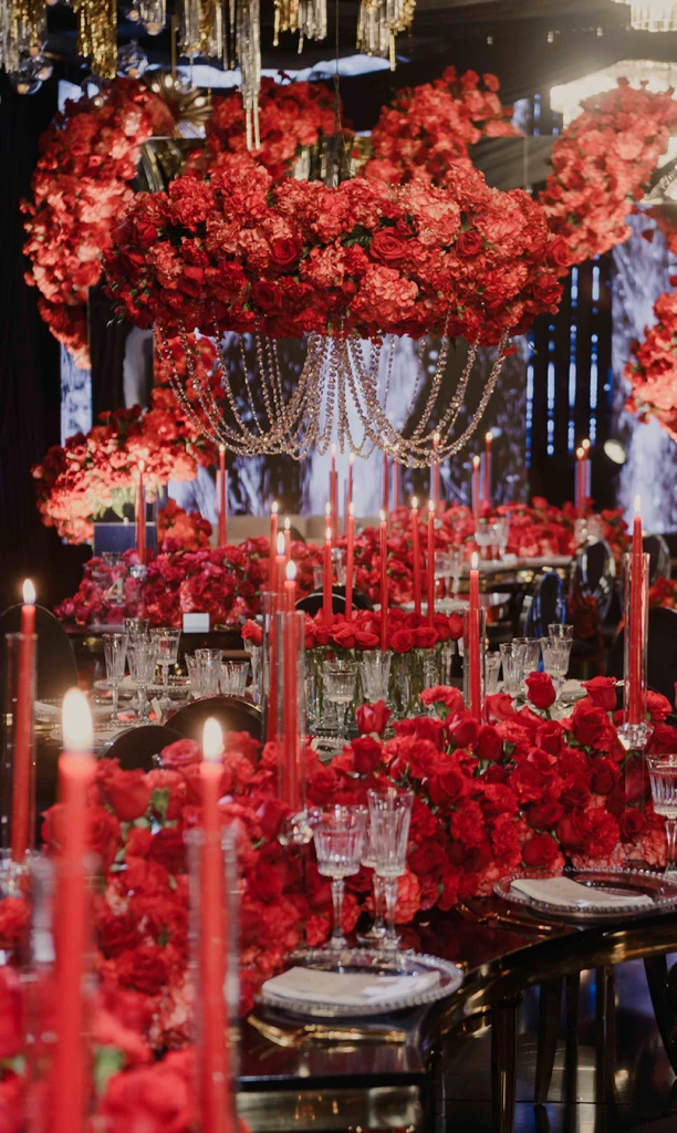 Mesas y candelabros con rosas y velas rojas testimonio de una historia