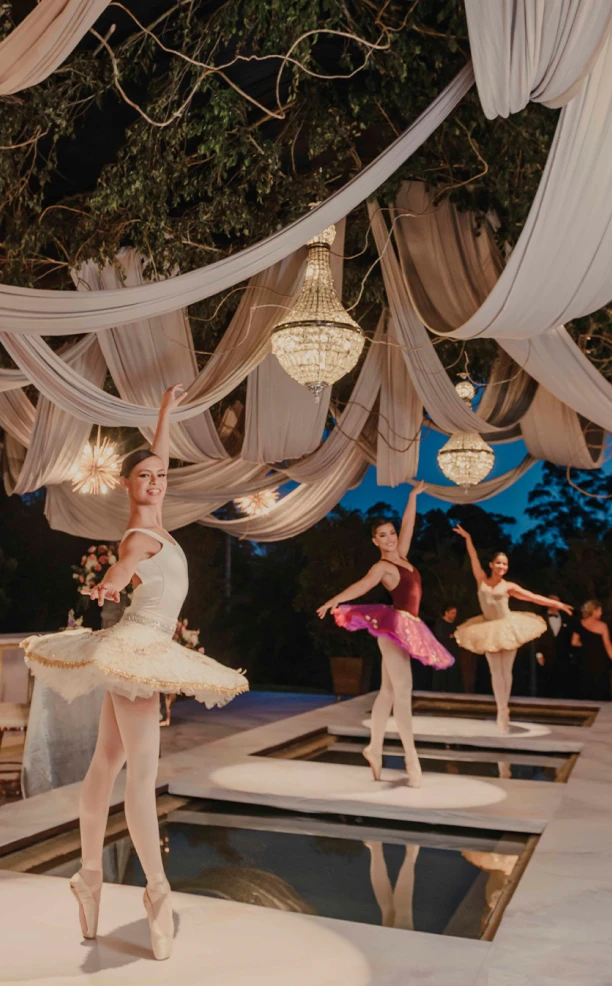 Celebración extraordinaria con bailarinas de ballet posando en el escenario