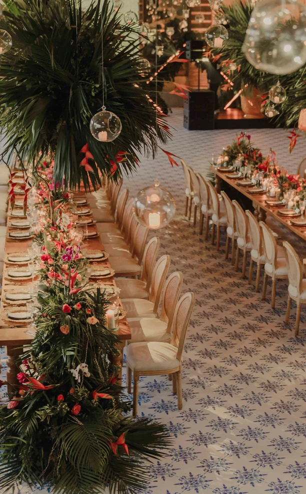 Celebración extraordinaria con mesas largas decoradas con flores