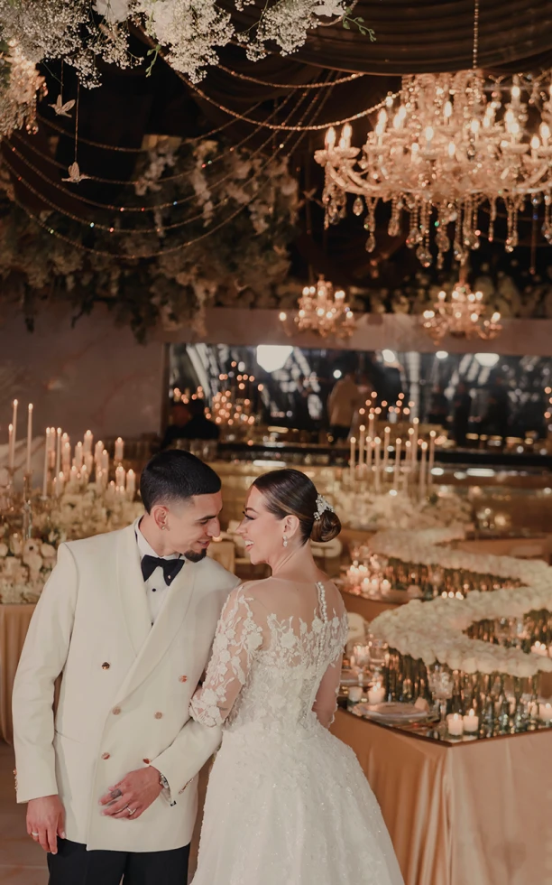 Pareja de esposos en salón elegante con candelabros