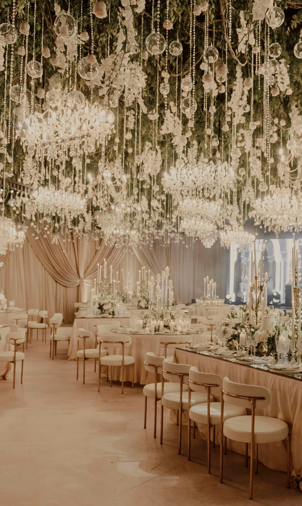 Celebración extraordinaria con velas, candelabros y rosas blancas, testimonio de una historia