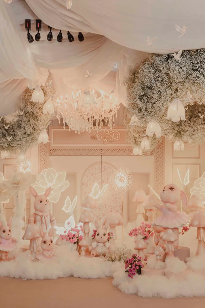 Planeación y decoración de eventos con conejos, flores, mariposas y hongos de color blanco y rosa