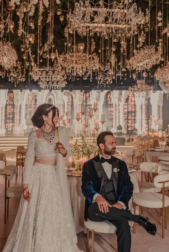 Pareja de esposos en felices en salón elegante
