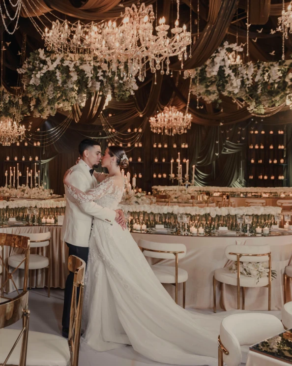Pareja de esposos abrazados en salón elegante