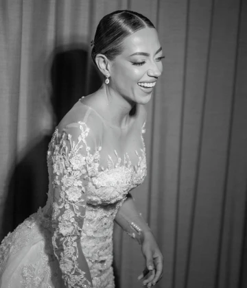 Foto en blanco y negro de una novia riendo
