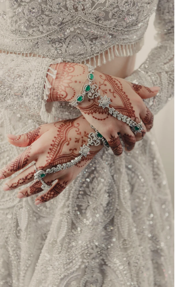 Mano de novia con joyas y tatuajes de henna