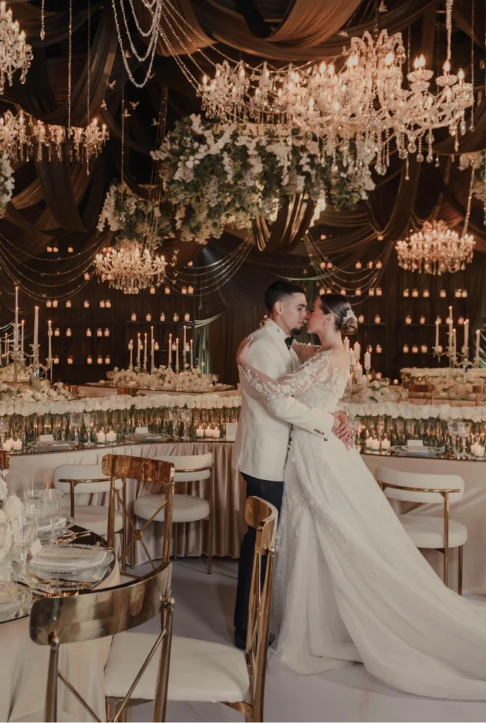 Pareja de esposos abrazados en salón elegante
