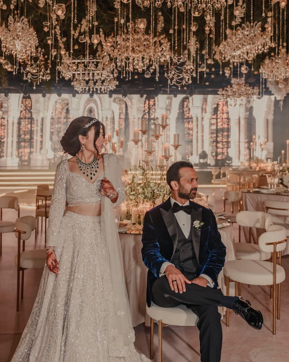 Pareja de esposos en felices en salón elegante