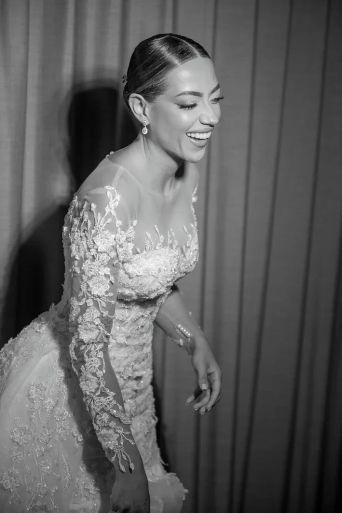 Foto en blanco y negro de una novia riendo