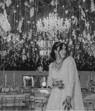 Novia en salón elegante. Foto en blanco y nego