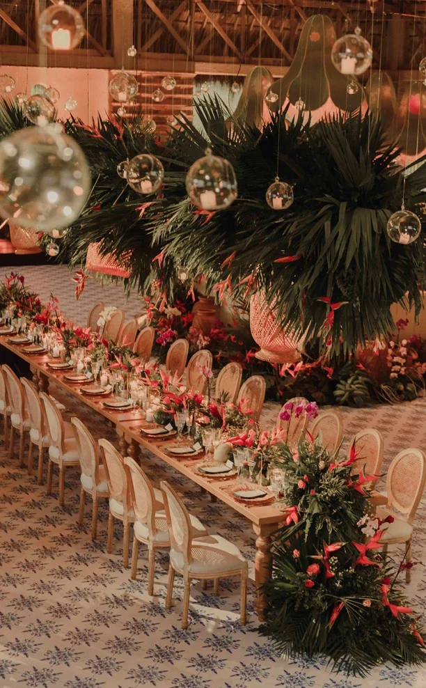 Mesa larga decorada con flores