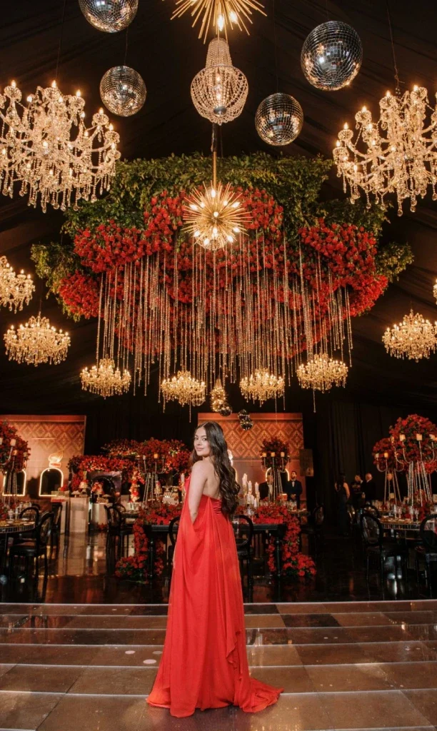 Chica con vestido rojo en un salón elegante