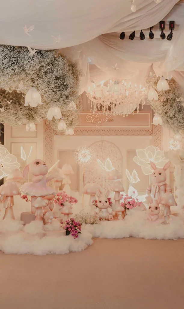 Decoración con conejos, flores, mariposas y hongos de color blanco y rosa