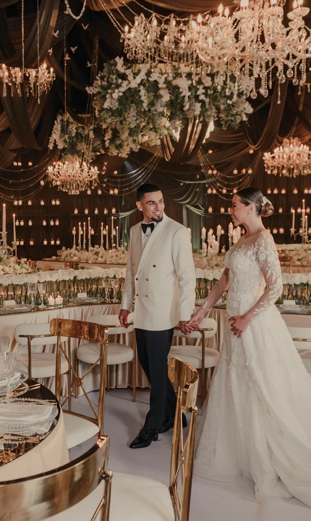 Pareja de esposos en salón elegante con candelabros