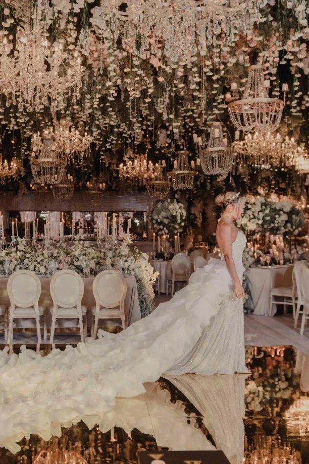 Novia con gran vestido caminando por un salón de bodas
